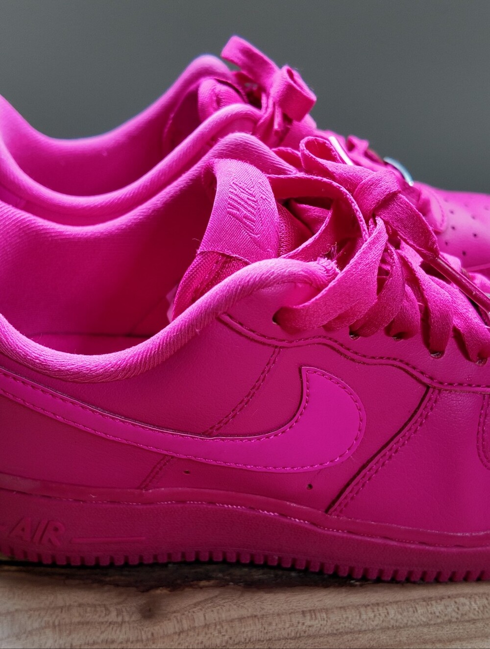 Women’s Nike Air Force 1 '07 "Fireberry" (Style DD8959-600)/ Size 7 - Picture 4 of 10